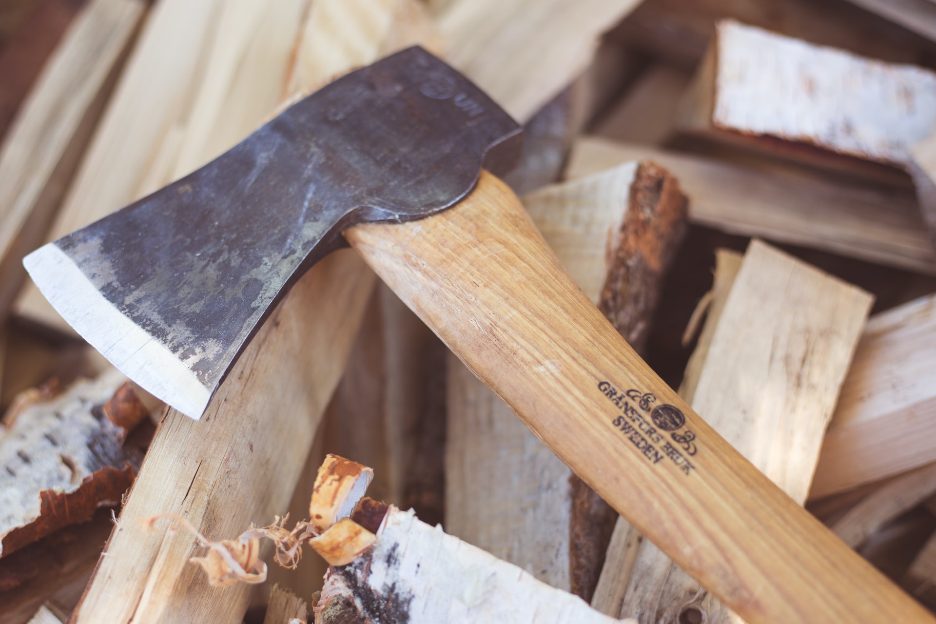 Best Axe for Splitting Firewood - My Top 5 Picks + Buying Guide